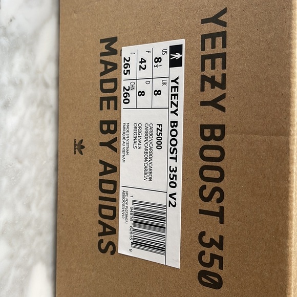 **SOLD** Yeezy Boost 350 V2 - Picture 4 of 4